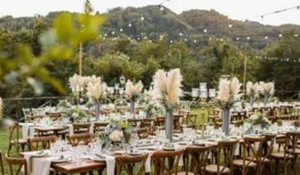 _Outdoor Table With Pampas Grass